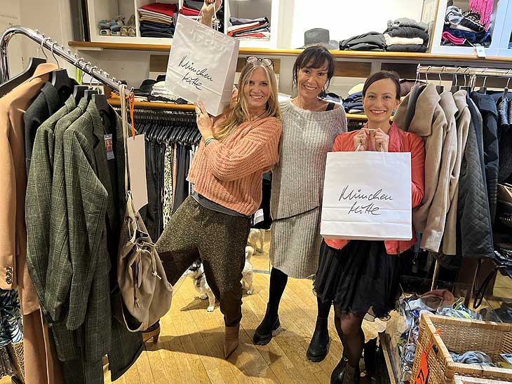 Julie Noll (Mitte) mit Nicole Belster-Boettcher (links) und Kathrin Anna Stahl (rechts) mit T&uuml;ten ihres Gesch&auml;fts M&uuml;nchen Mitte, das Pandemie-bedingt 2020 geschlossen werden m&uuml;sste. (&copy;Foto: Martin Schmitz)